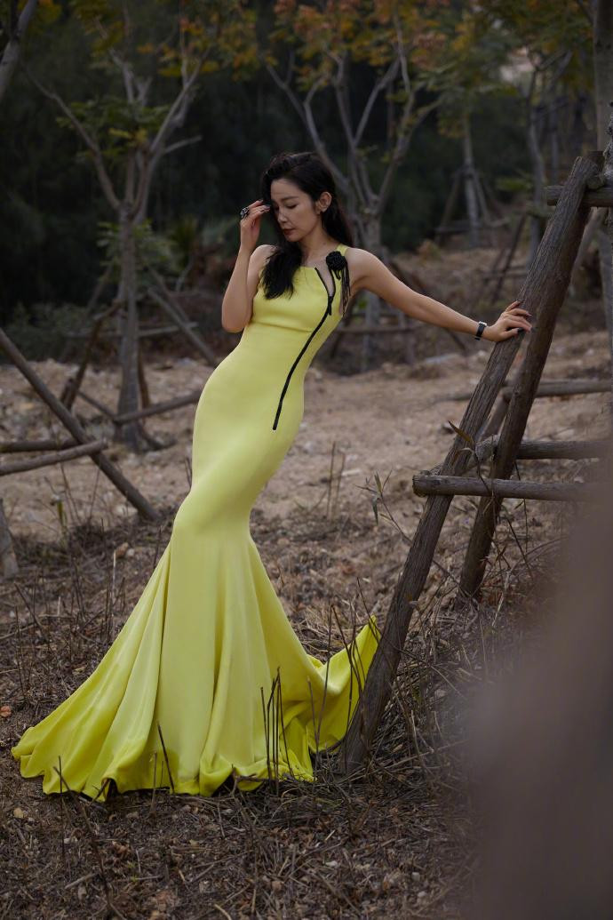 Dân mạng đánh giá, vẫn biết con người không thể chống lại được quy luật lão hóa tự nhiên, nhưng nhìn sự chênh lệch quá lớn giữa ảnh thật và ảnh chỉnh sửa của Lý Băng Băng không khỏi khiến họ cảm thấy hụt hẫng.