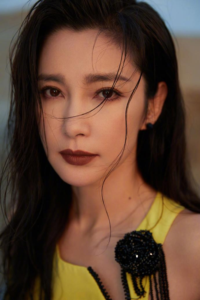 Trong khi đó, trong bộ ảnh hậu trường do văn phòng làm việc chia sẻ, nữ diễn viên "Trương Tam Phong" thực sự "không tì vết".