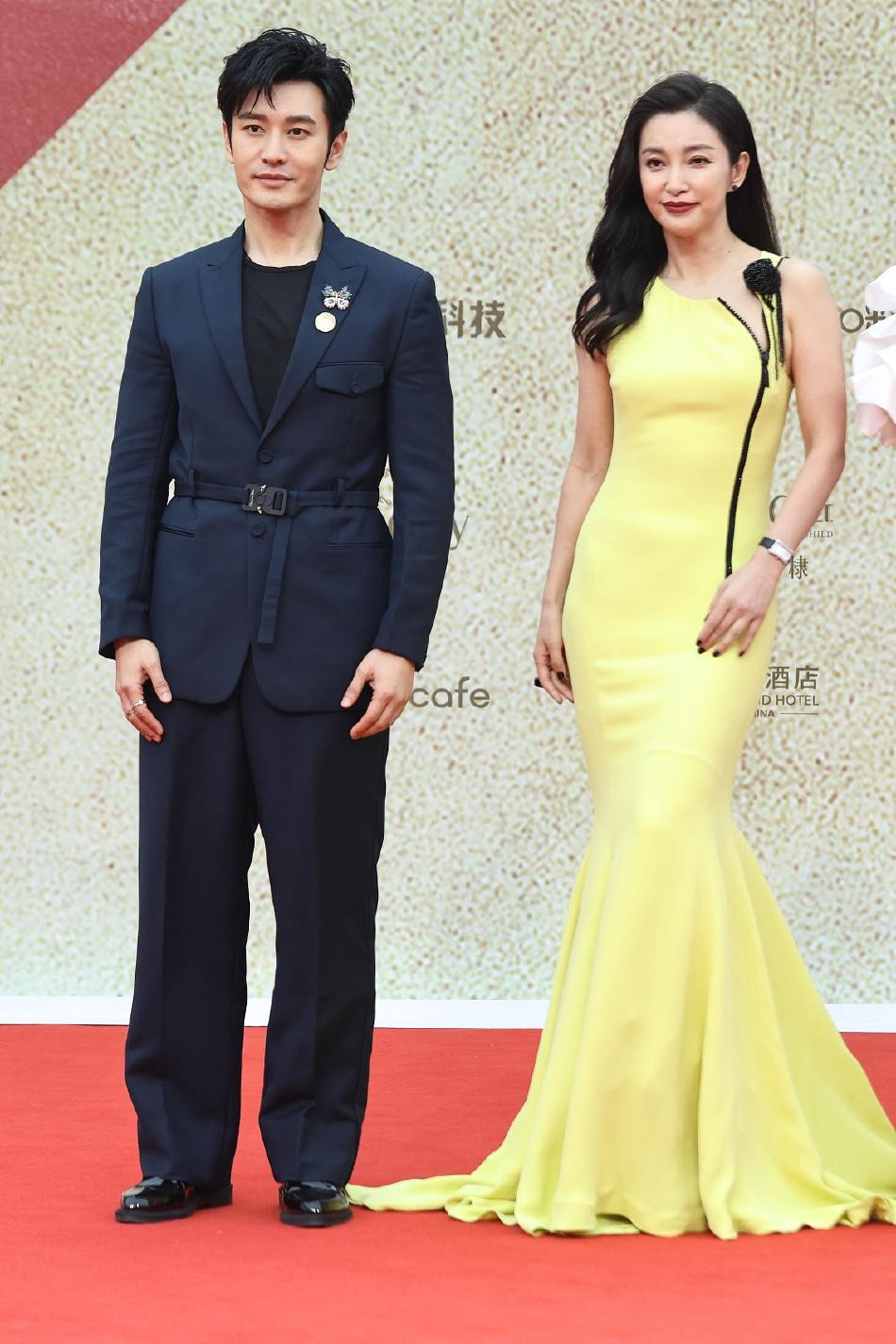 Trên thảm đỏ, Lý Băng Băng diện váy đuôi cá màu vàng trong bộ sưu tập năm 2005 của thương hiệu thời trang cao cấp Armani Privé. Nổi danh là "mỹ nhân không tuổi" của C-biz, trong lần xuất hiện này, ngôi sao 48 tuổi gây thất vọng vì lộ gương mặt nhăn nheo, lộ rõ dấu hiệu tuổi tác.