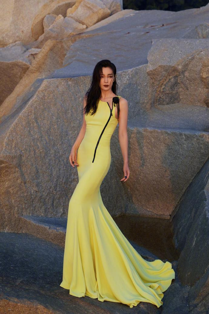 Chưa kể, vóc dáng vốn "thẳng đuột" trên thực tế bỗng trở nên "có lồi, có lõm" chuẩn đường cong chữ S.