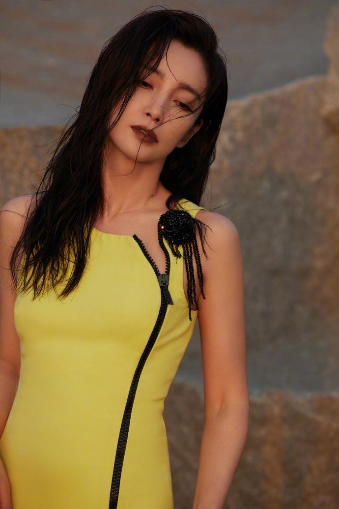 Nhờ can thiệp photoshop, làn da của Lý Băng Băng láng mịn, căng tràn sức sống, phần vai thon thả, xương quai xanh lộ ra và mỡ thừa ở nách "không cánh mà bay".