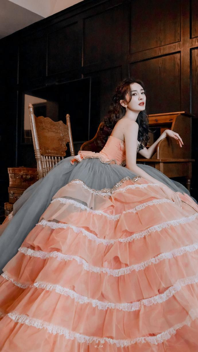 Trong sự kiện đêm giao thừa, bà mẹ một con đình đám diện đầm lệch vai bồng bềnh, kết hợp với mái tóc uốn lọn buông xõa, để lộ vai trần nuột nà và thềm ngực gợi cảm. Trong sự kiện đêm giao thừa, bà mẹ một con đình đám diện đầm lệch vai bồng bềnh, kết hợp với mái tóc uốn lọn buông xõa, để lộ vai trần nuột nà và thềm ngực gợi cảm.