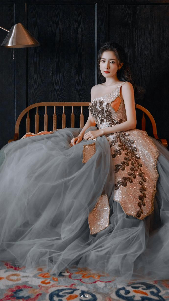 Cô được dân mạng ví như công chúa bước ra từ truyện cổ tích. Cô được dân mạng ví như công chúa bước ra từ truyện cổ tích.