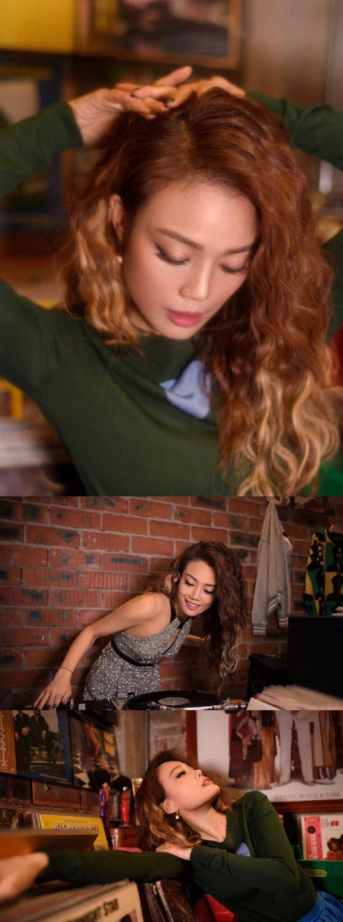 Nữ ca sĩ Dung Tổ Nhi không diện trang phục dạ hội mà chọn cho mình phong cách khỏe khoắn, hiện đại. Nữ ca sĩ Dung Tổ Nhi không diện trang phục dạ hội mà chọn cho mình phong cách khỏe khoắn, hiện đại.