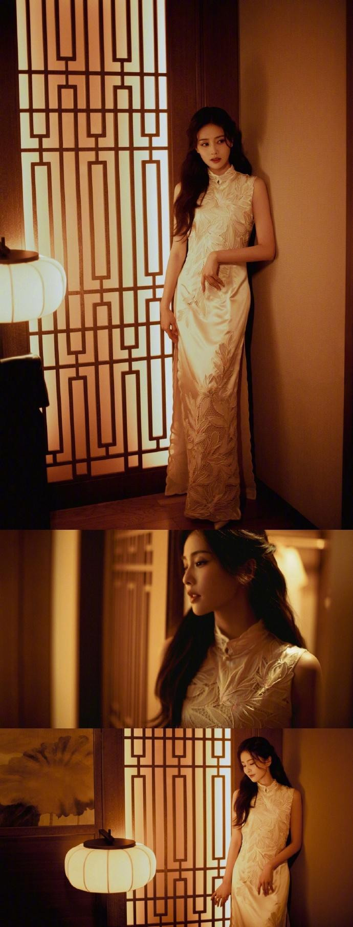 Trong khi đó, Bạch Lộc hóa mỹ nhân cổ điển trong bộ xường xám truyền thống. Trong khi đó, Bạch Lộc hóa mỹ nhân cổ điển trong bộ xường xám truyền thống.