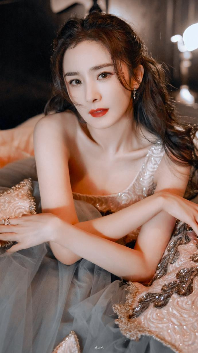 Một trong những bộ ảnh gây "bão" mạng xã hội Weibo nhất đêm giao thừa thuộc về Dương Mịch. Xuất hiện với hình tượng ngọt ngào, nữ tính quen thuộc, mỹ nhân "Phù Dao Hoàng hậu" dễ dàng chinh phục được những dân mạng khó tính nhất. Một trong những bộ ảnh gây "bão" mạng xã hội Weibo nhất đêm giao thừa thuộc về Dương Mịch. Xuất hiện với hình tượng ngọt ngào, nữ tính quen thuộc, mỹ nhân "Phù Dao Hoàng hậu" dễ dàng chinh phục được những dân mạng khó tính nhất.