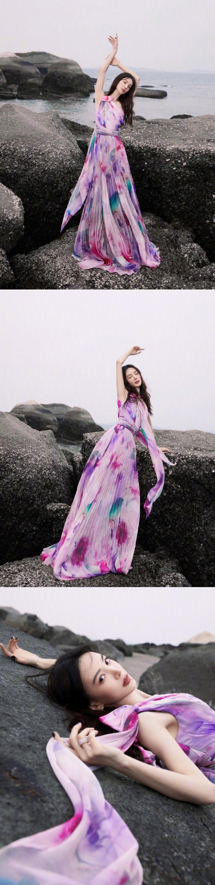 Kim Thần rất chịu khó "lăn xả" tạo dáng. Kim Thần rất chịu khó "lăn xả" tạo dáng.