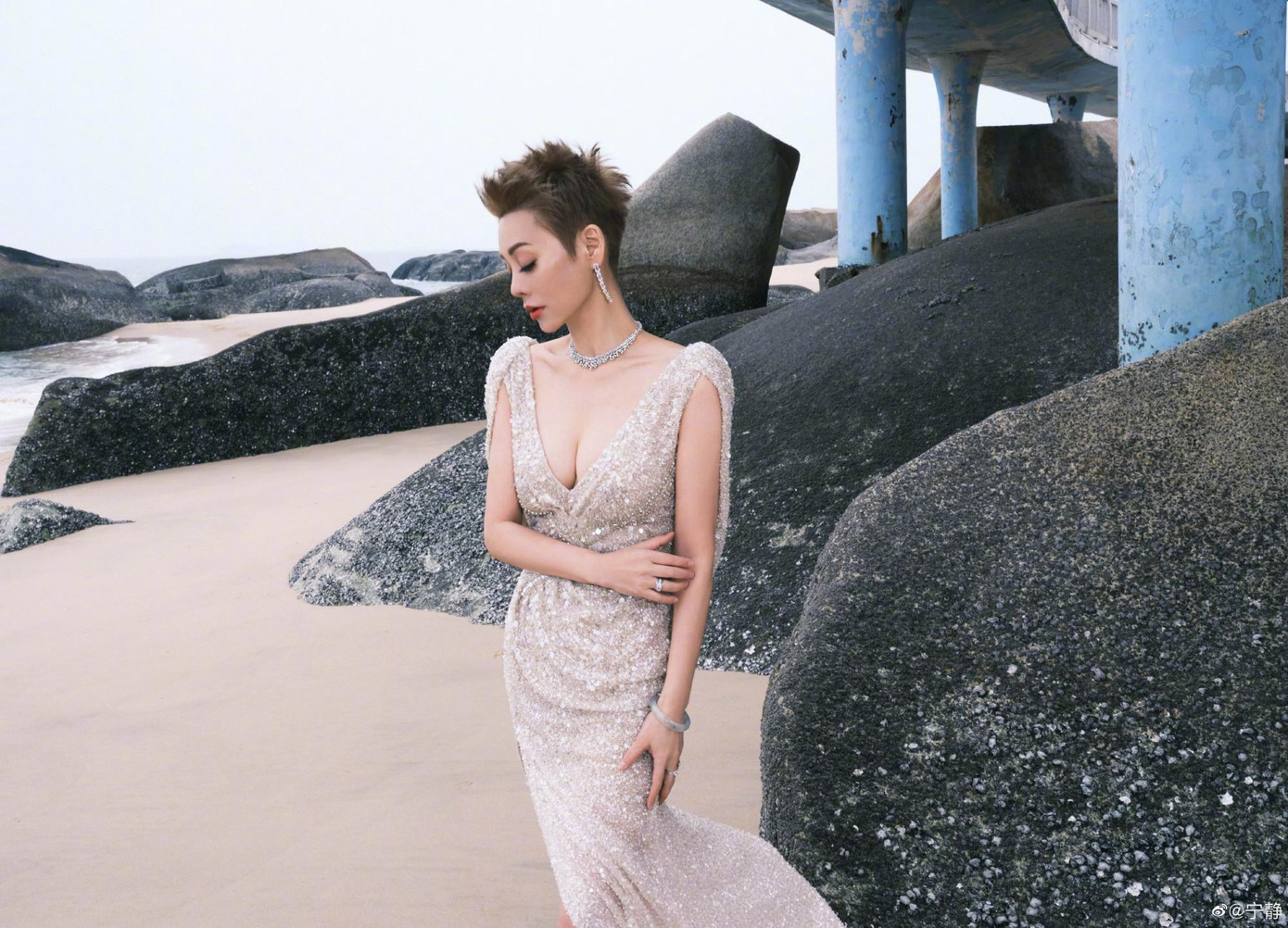 Trên Weibo cá nhân, Ninh Tịnh chia sẻ bộ ảnh hậu trường chụp trên bãi biển ở Hạ Môn (Phúc Kiến).