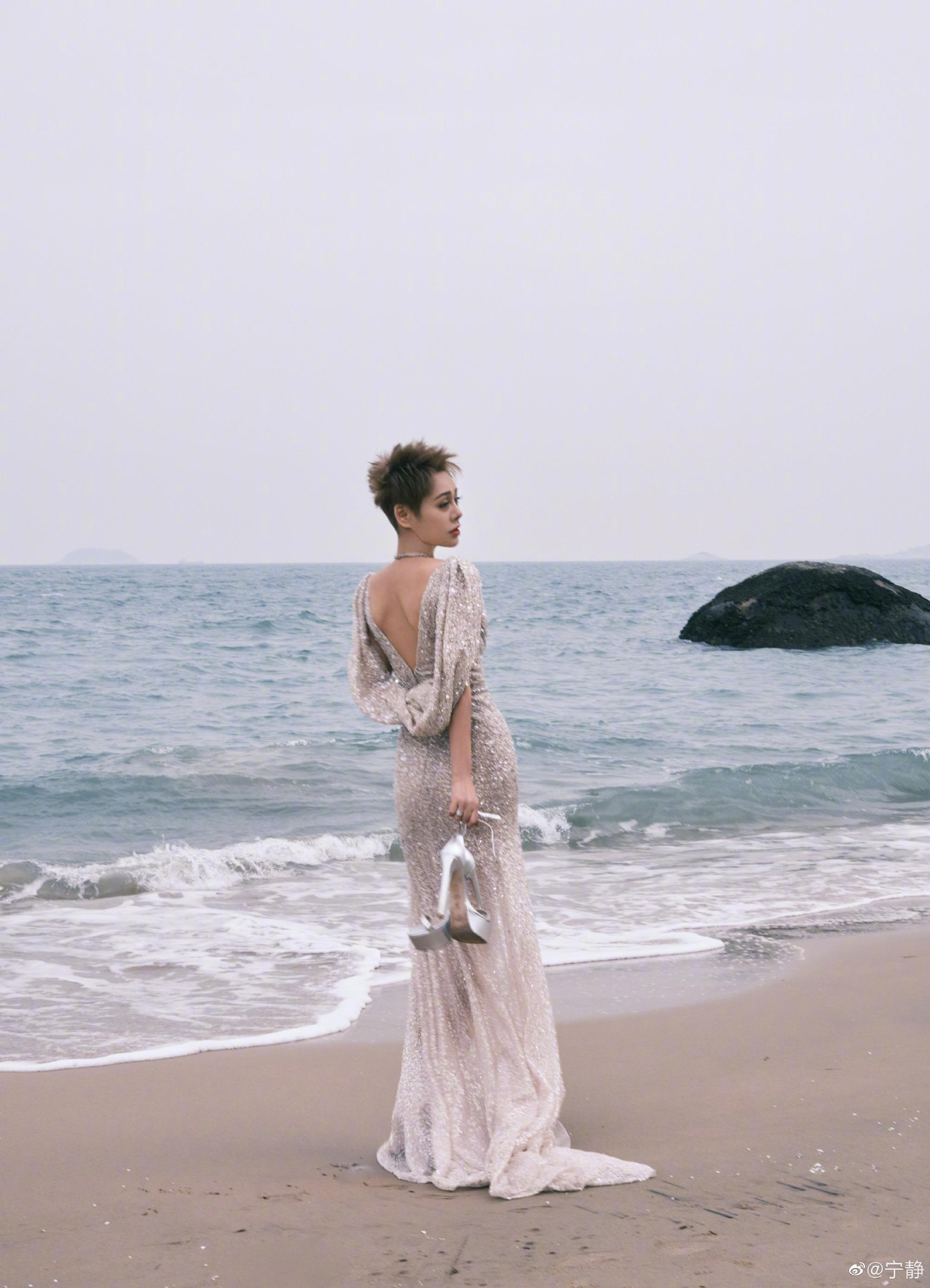 Dân mạng phát hiện bộ ảnh được chỉnh sửa khá nhiều so với thực tế. Trong ảnh đăng mạng, Ninh Tịnh mảnh mai, làn da láng mịn và gương mặt góc cạnh hơn.