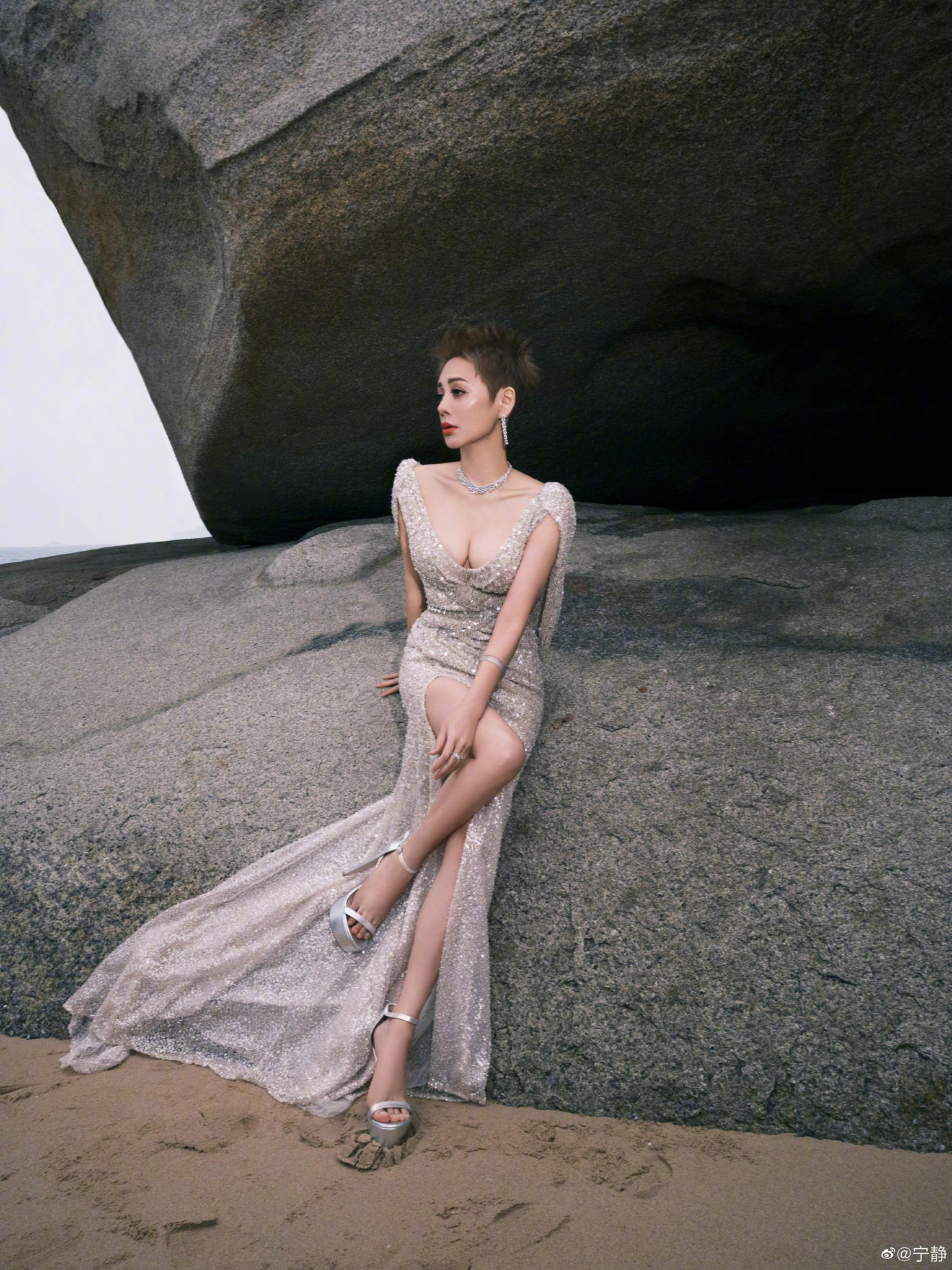 Cô là diễn viên được đào tạo bài bản, xuất thân từ Học viện Hý kịch Thượng Hải. Không chỉ tài năng, Ninh Tịnh còn xinh đẹp nức tiếng từ lúc còn đi học. Đây là lợi thế lớn giúp người đẹp thuận lợi gia nhập làng giải trí Hoa ngữ.