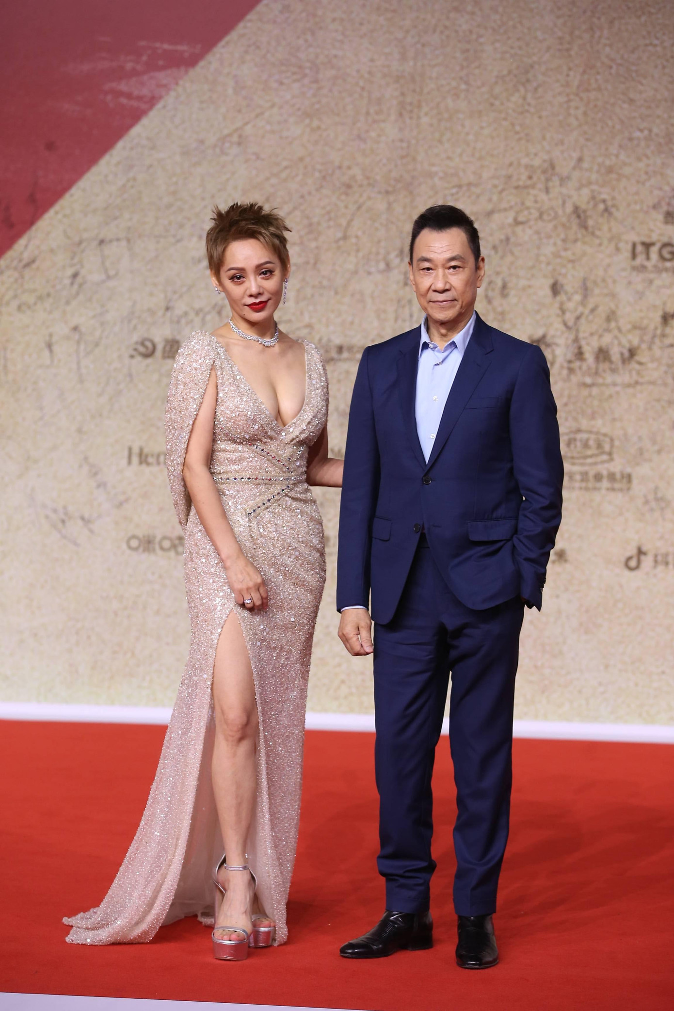 Trong khi tài tử gạo cội bảnh bao, phong độ ở tuổi 75 với Âu phục, Ninh Tịnh diện váy lấp lánh "khoét trên, xẻ dưới" khoe đường cong "bốc lửa", đặc biệt là vòng một căng tràn khiến người nhìn phải "nóng mặt".