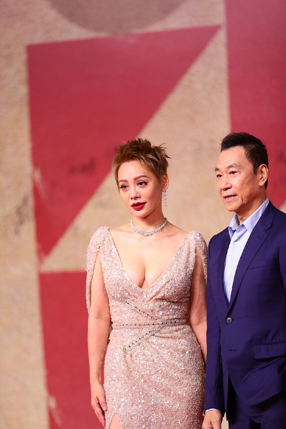 Bên cạnh đó, một bộ phận dân mạng chê Ninh Tịnh trang điểm đậm, trang phục quá táo bạo so với lễ trao giải nghiêm túc như Kim Kê.