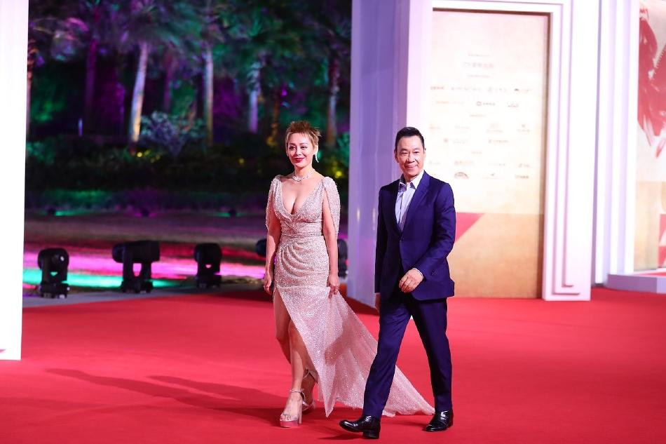 Tại Lễ bế mạc giải thưởng điện ảnh Trung Quốc Kim Kê lần thứ 34, Ninh Tịnh sánh đôi cùng đàn anh Vương Học Kỳ trên thảm đỏ.