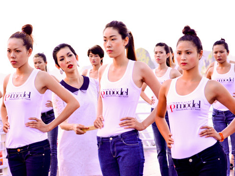 Xuân Lan tận tình hướng dẫn các học trò