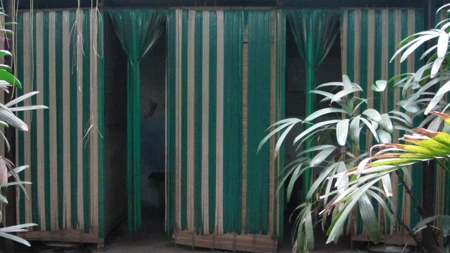 Dãy cà phê chuồng trong một ngõ nhỏ trên phố Đội Cấn