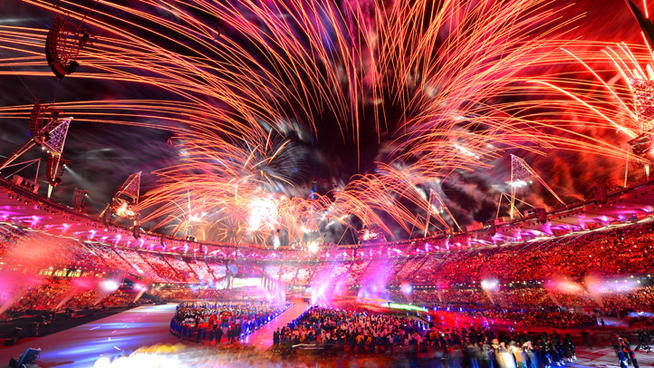 Chìm trong màn pháo hoa rực rỡ . Chìm trong màn pháo hoa rực rỡ