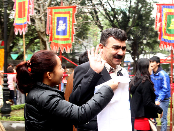 Chịu khó chào mời du khách nước ngoài dù được từ chối