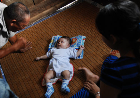 Vài tháng trước, gia đình bà đón chào thành viên thứ 10 - bé Nhật Minh - cái tên gửi gắm nhiều mong muốn đổi thay của ông bà, cha mẹ