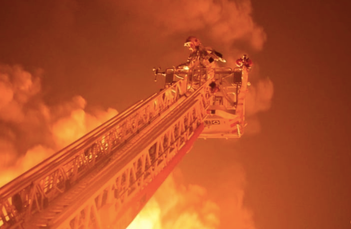 Một nhân viên cứu hoả làm nhiệm vụ tại hiện trường vụ nổ kho nhiên liệu ở Rivne, Ukraine, ngày 29/3. (Ảnh: Reuters) Một nhân viên cứu hoả làm nhiệm vụ tại hiện trường vụ nổ kho nhiên liệu ở Rivne, Ukraine, ngày 29/3. (Ảnh: Reuters)