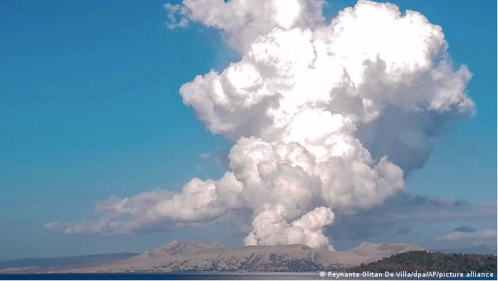 Núi lửa Taal đã phun 2 cột khói bụi khổng lồ. (Ảnh: Reuters) Núi lửa Taal đã phun 2 cột khói bụi khổng lồ. (Ảnh: Reuters)