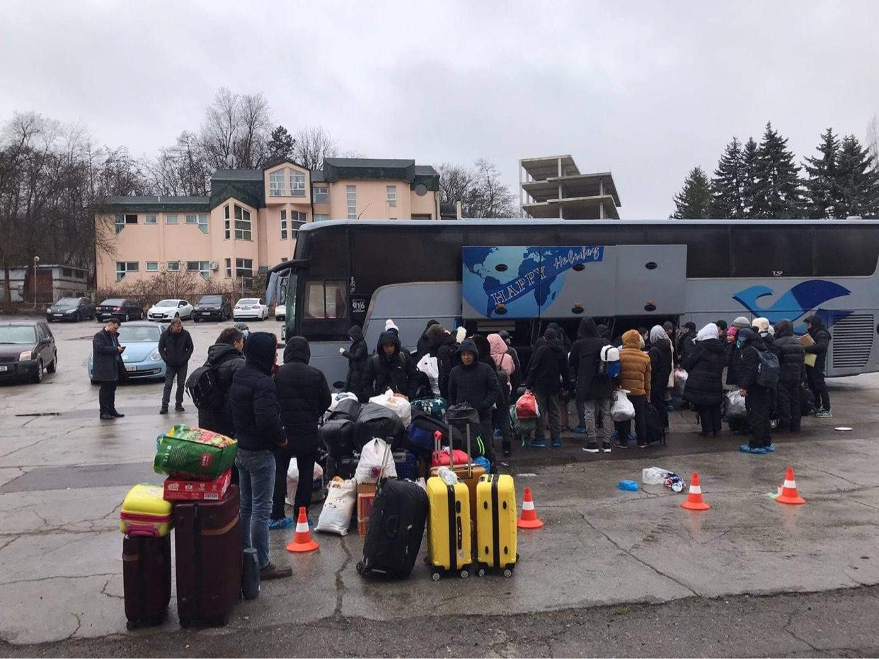 Đại sứ quán Việt Nam tại Rumania đưa người Việt sơ tán đến Rumania ngày 4/3. (Ảnh: Mofa) Đại sứ quán Việt Nam tại Rumania đưa người Việt sơ tán đến Rumania ngày 4/3. (Ảnh: Mofa)