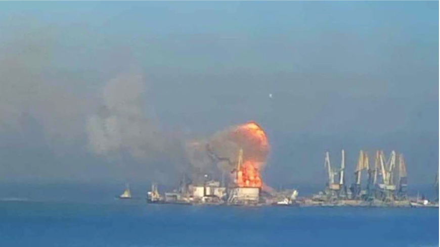 Hình ảnh được cho là tàu quân sự Orsk đang bốc cháy ở cảng của Ukraine. (Ảnh: Hải quân Ukraine) Hình ảnh được cho là tàu quân sự Orsk đang bốc cháy ở cảng của Ukraine. (Ảnh: Hải quân Ukraine)