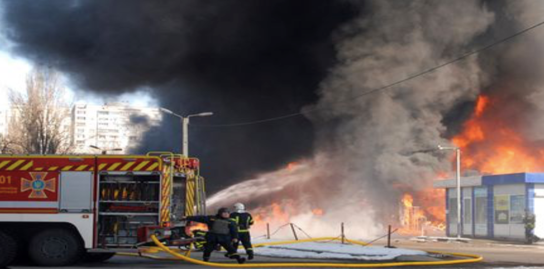 Lính cứu hoả dập một đám cháy ở Kharkov, Ukraine, ngày 16/3. (Ảnh: Reuters) Lính cứu hoả dập một đám cháy ở Kharkov, Ukraine, ngày 16/3. (Ảnh: Reuters)