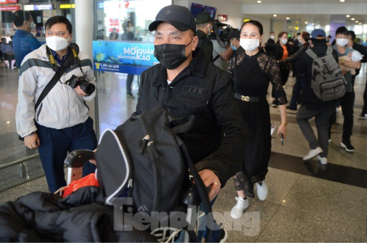 Người Việt ở Ukraine về nước trên chuyến bay hạ cánh ngày 8/3. (Ảnh: Dương Triều) Người Việt ở Ukraine về nước trên chuyến bay hạ cánh ngày 8/3. (Ảnh: Dương Triều)