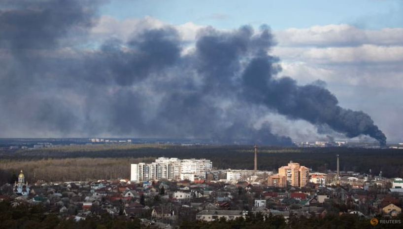 Khói bay lên từ khu vực ngoại ô Kiev ngày 27/2. (Ảnh: Reuters) Khói bay lên từ khu vực ngoại ô Kiev ngày 27/2. (Ảnh: Reuters)