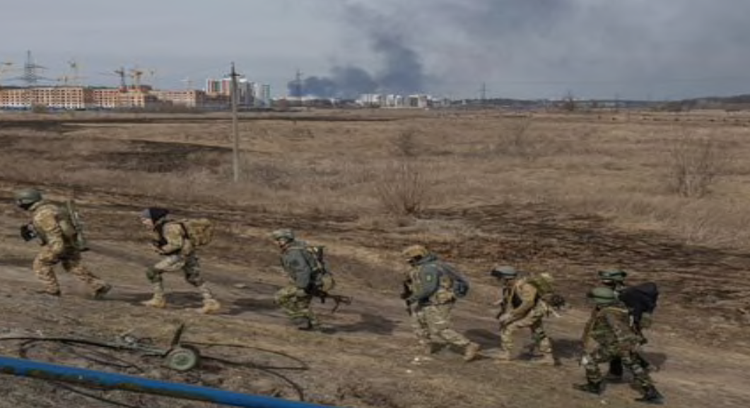 Binh lính Ukraine di chuyển ở thị trấn Irpin gần Kiev ngày 12/3. (Ảnh: Reuters) Binh lính Ukraine di chuyển ở thị trấn Irpin gần Kiev ngày 12/3. (Ảnh: Reuters)