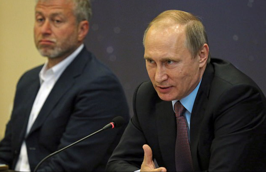 Tỷ phú Roman Abramovich trong một bức ảnh cùng Tổng thống Nga Vladimir Putin. (Ảnh: Daily Mail) Tỷ phú Roman Abramovich trong một bức ảnh cùng Tổng thống Nga Vladimir Putin. (Ảnh: Daily Mail)