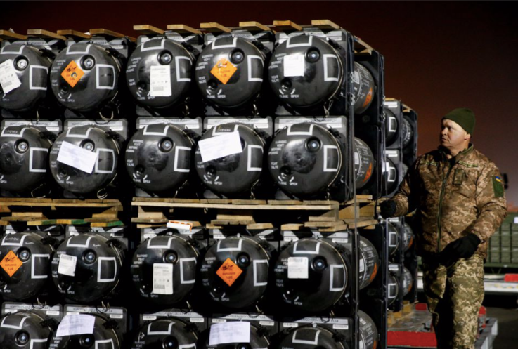 Một lính Ukraine đã dỡ lô tên lửa chống tăng Javelin từ Mỹ ngày 10/2. (Ảnh: Reuters) Một lính Ukraine đã dỡ lô tên lửa chống tăng Javelin từ Mỹ ngày 10/2. (Ảnh: Reuters)