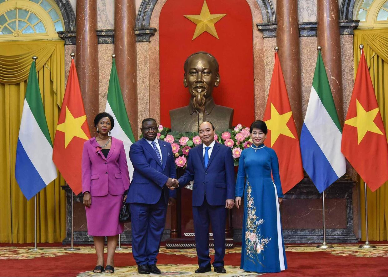 Chủ tịch nước Nguyễn Xuân Phúc cùng Phu nhân đón Tổng thống Sierra Leone và Phu nhân tại Phủ Chủ tịch. (Ảnh: Mofa)