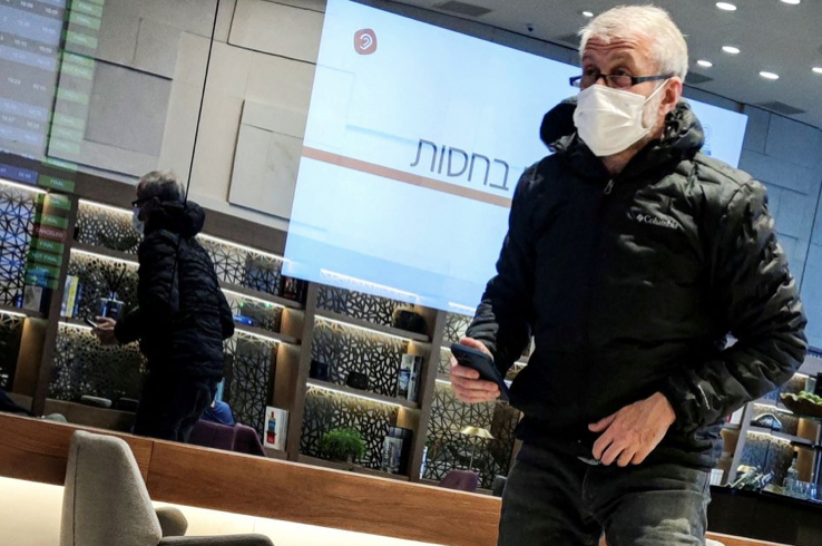 Tỷ phú Nga Roman Abramovich được trông thấy khi đang ở khu VIP của sân bay Tel Aviv ngày 14/4. (Ảnh: Reuters) Tỷ phú Nga Roman Abramovich được trông thấy khi đang ở khu VIP của sân bay Tel Aviv ngày 14/4. (Ảnh: Reuters)