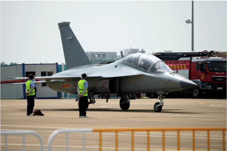 Một chiếc máy bay huấn luyện JL-10 của Không quân Trung Quốc. (Ảnh: Reuters) Một chiếc máy bay huấn luyện JL-10 của Không quân Trung Quốc. (Ảnh: Reuters)