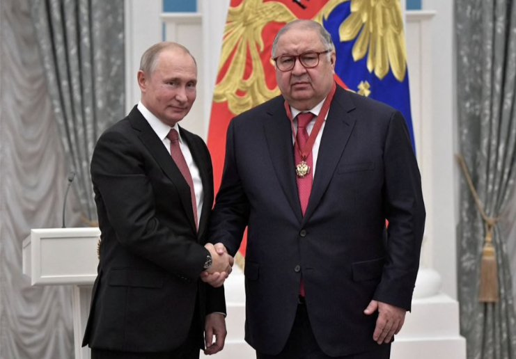 Tổng thống Nga Vladimir Putin bắt tay tỷ phú Alisher Usmanov trong một sự kiện tại điện Kremlin năm 2018. (Ảnh: Reuters)