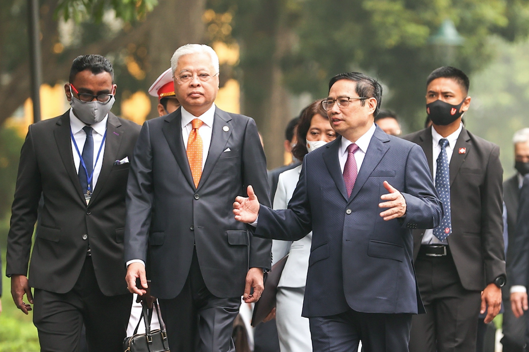 Thủ tướng Phạm Minh Chính đón Thủ tướng Malaysia Dato’ Sri Ismail Sabri Yaacob. (Ảnh: Đoàn Bắc)