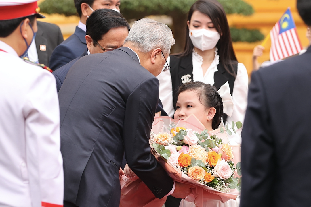 Thủ tướng Malaysia nhận hoa từ học sinh Hà Nội. Ảnh: Đoàn Bắc Thủ tướng Malaysia nhận hoa từ học sinh Hà Nội. Ảnh: Đoàn Bắc