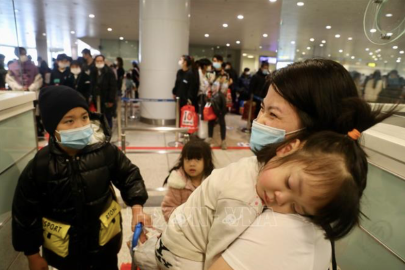 Chị Nguyễn Thị Hồng, quê Bắc Giang, đã sống 10 năm tại Ukraine, vui mừng trở về Việt Nam cùng con gái 1 tuổi. (Ảnh: TTXVN) Chị Nguyễn Thị Hồng, quê Bắc Giang, đã sống 10 năm tại Ukraine, vui mừng trở về Việt Nam cùng con gái 1 tuổi. (Ảnh: TTXVN)