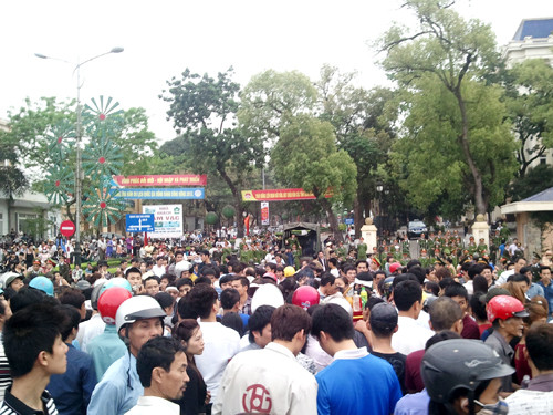 Người nhà nạn nhân mang quan tài diễu hành khắp phố, rất đông người hiếu kỳ tụ tập khiến nhiều tuyến đường tắc nghẽn