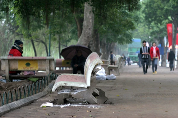 Ghế đá hư hại