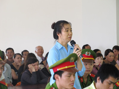 Nguyễn Bạch Dương khóc khi nói lời cuối tại tòa. Nguyễn Bạch Dương khóc khi nói lời cuối tại tòa