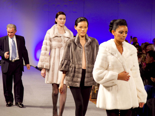 Tuyết Lan cá tính và lạnh lùng trong show diễn bộ sưu tập mùa đông của nhà thiết kế Kostas Gasgasoules