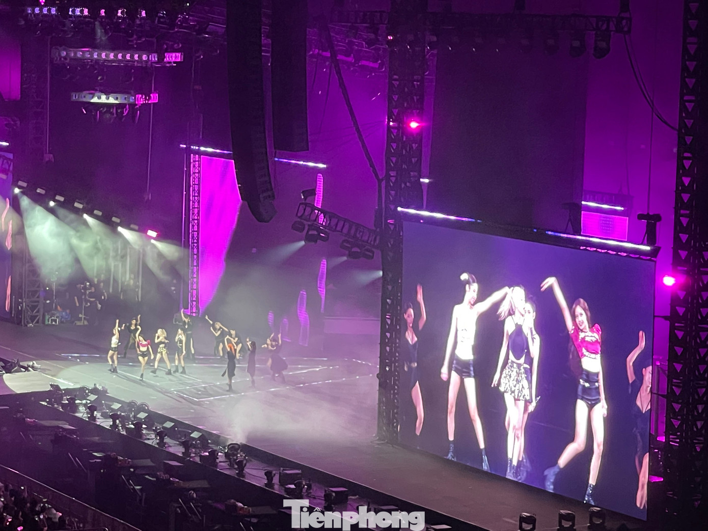 Báo Hàn Quốc đánh giá BlackPink có hai đêm diễn thành công ở Hà Nội.