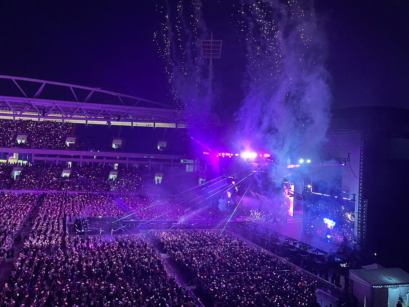 Khán giả đắm mình trong bầu không khí sôi động. Khán giả đắm mình trong bầu không khí sôi động.