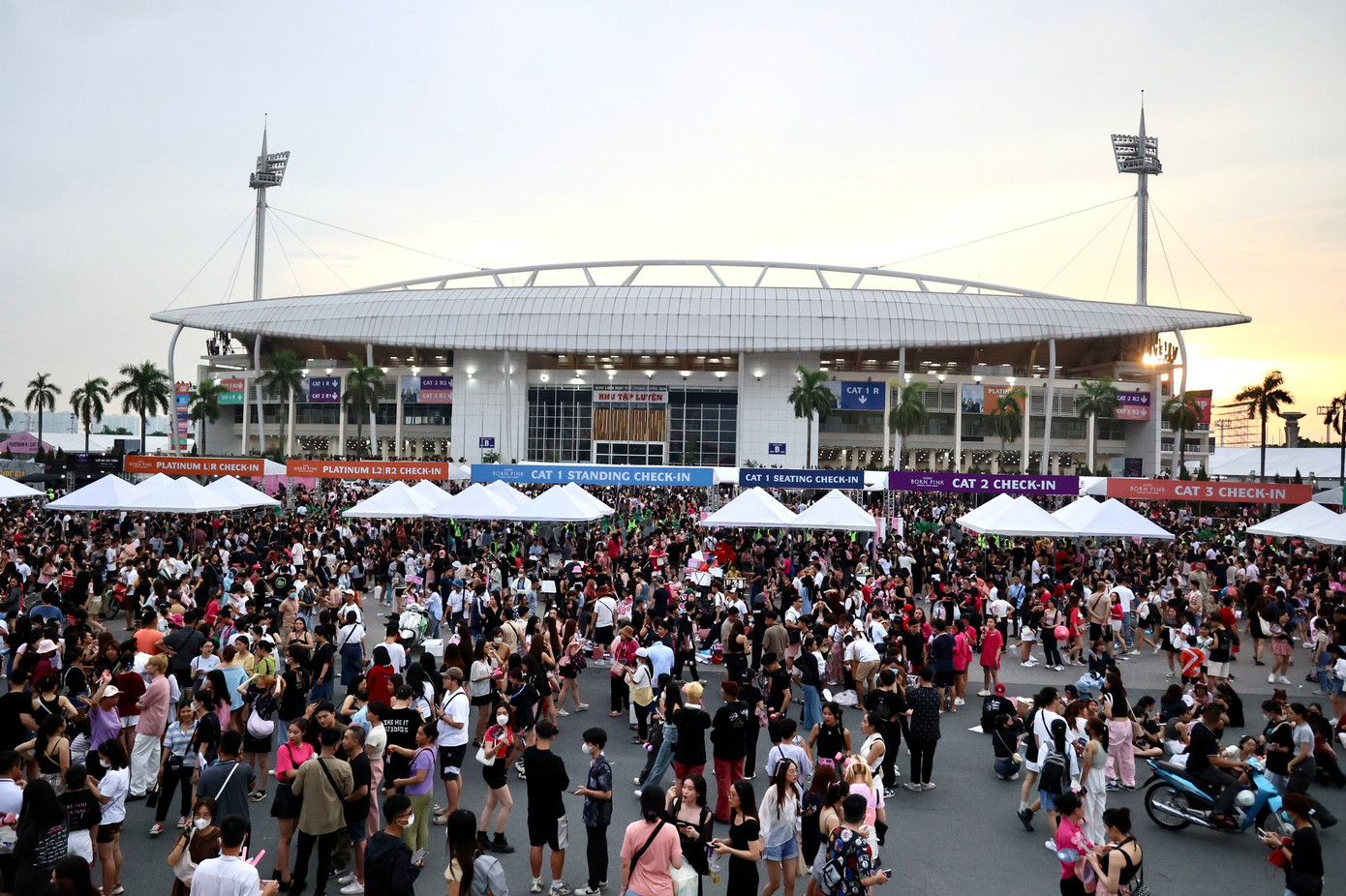 Trong khi bên trong ghế ngồi gần như đã kín, ngoài sân vận động vẫn rất đông người xếp hàng. Trong khi bên trong ghế ngồi gần như đã kín, ngoài sân vận động vẫn rất đông người xếp hàng.