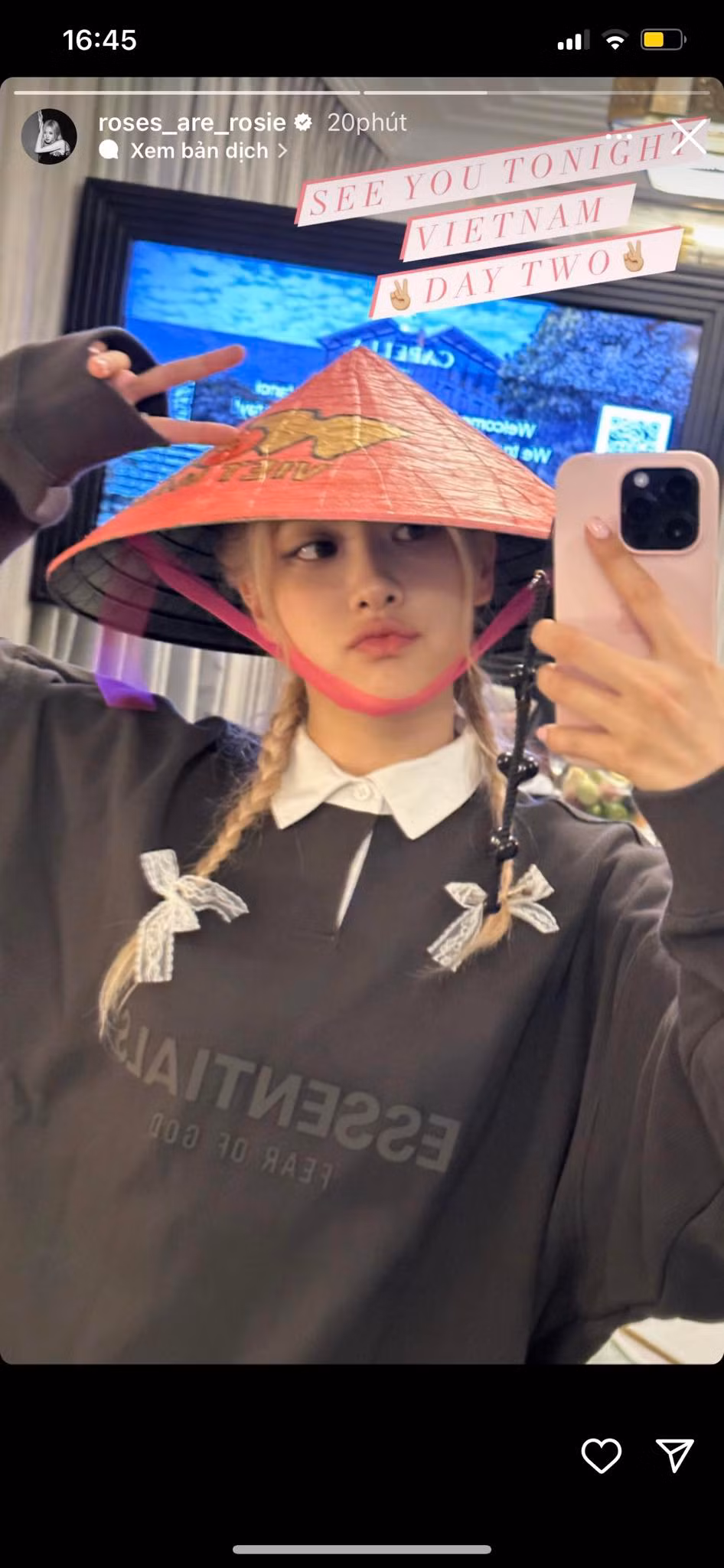 Rosé tạo dáng đáng yêu trước gương với nón lá.