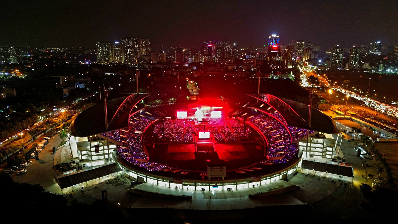 Sân khấu Born Pink nhìn từ xa. Sân khấu Born Pink nhìn từ xa.