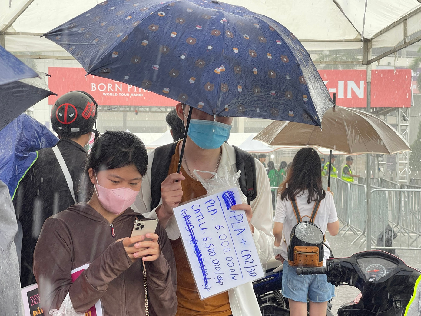 Thành công của đêm diễn đầu tiên khiến nhiều người nghĩ thị trường vé sôi động hơn. Tuy nhiên, mức giá vẫn là vấn đề. Thành công của đêm diễn đầu tiên khiến nhiều người nghĩ thị trường vé sôi động hơn. Tuy nhiên, mức giá vẫn là vấn đề.