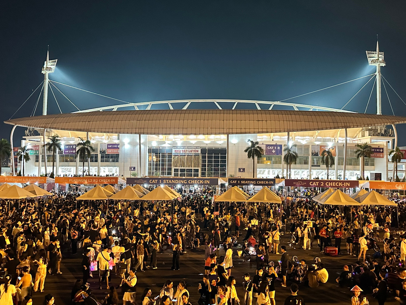 19h40, nhiều khán giả vẫn đang xếp hàng vì lỗi hệ thống check-in. 19h40, nhiều khán giả vẫn đang xếp hàng vì lỗi hệ thống check-in.